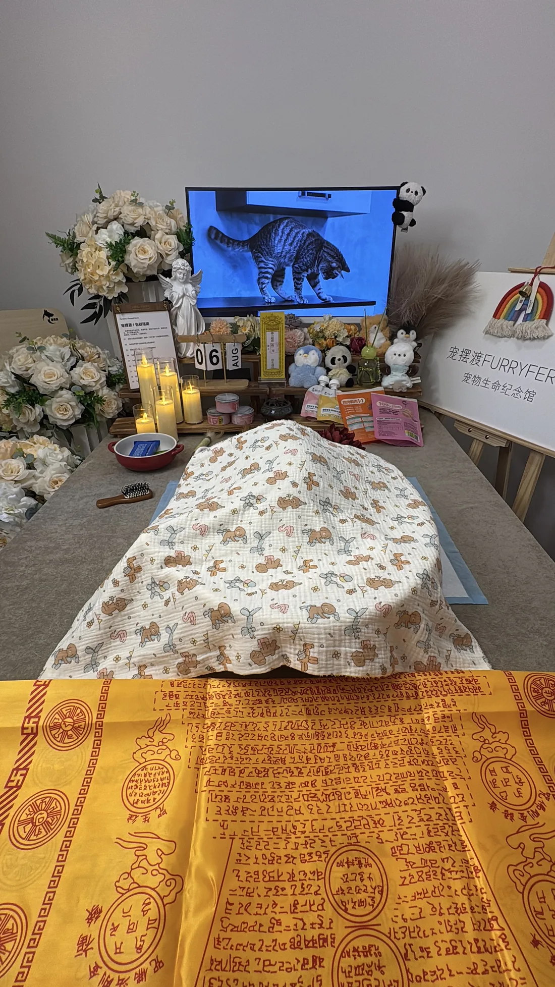鄂尔多斯宠物告别仪式中的鲜花与纪念照片